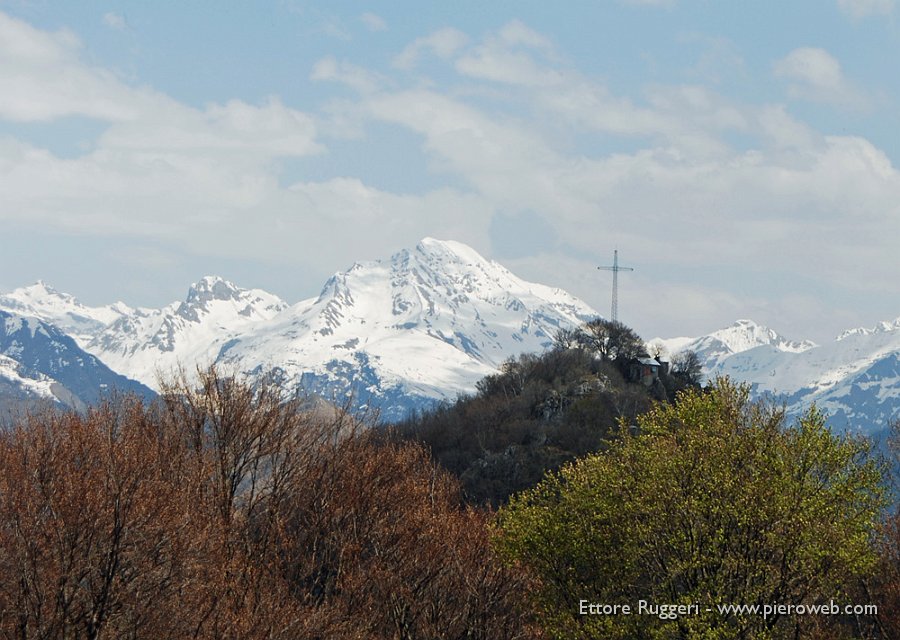 17 - Il monte Zucco e sullo sfondo l'Arera.JPG